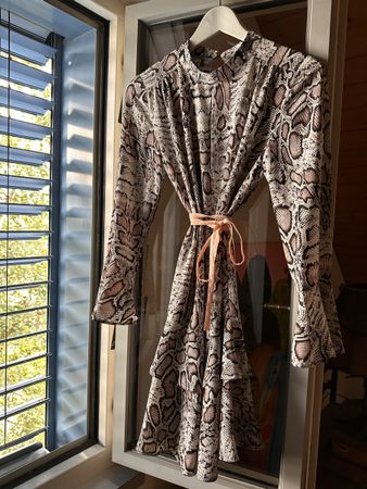 Tiered Leo Dress mit Band