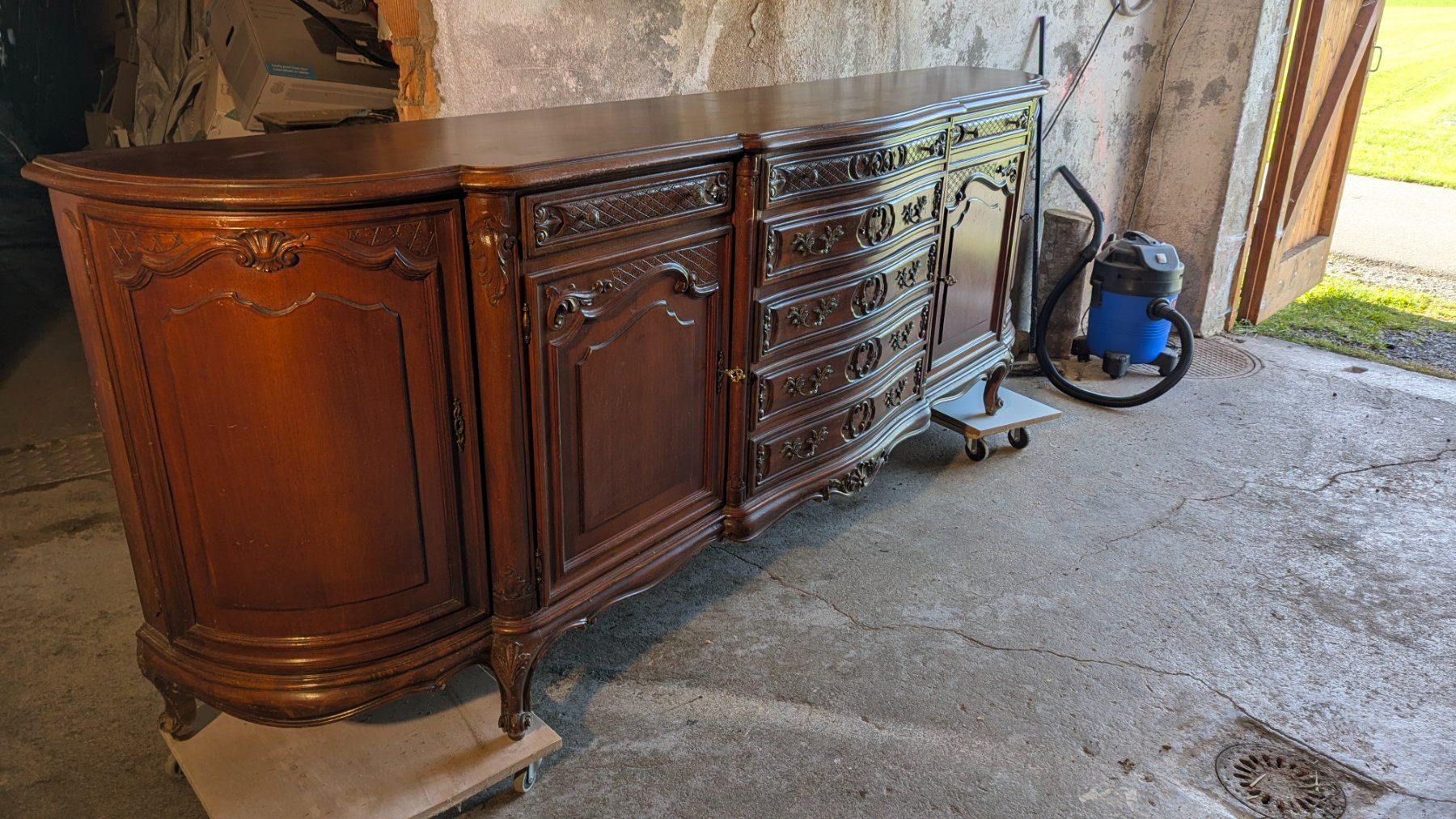 Büffets: Antikes Buffet/Sideboard aus Massivholz – Gebraucht aus Meggen von Larimar_Studio 2
