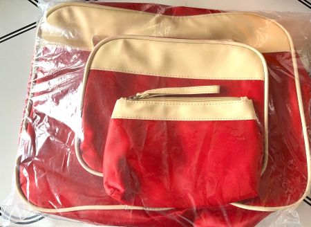 Klassische Tasche mit Necessaire und Schminktasche neu