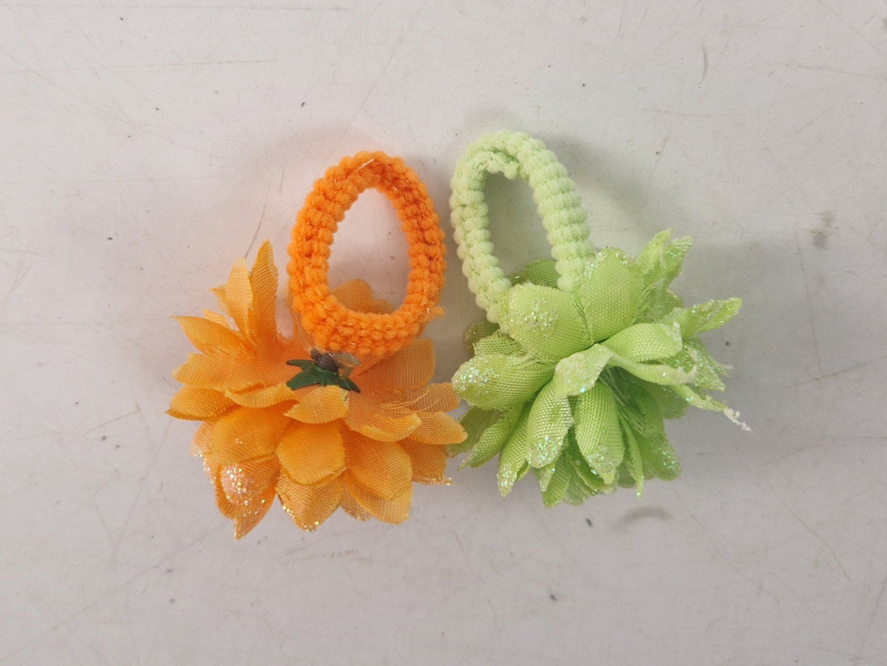Haarschmuck: 2er-Set dekorative Haargummis mit Blumen – Gebraucht aus Muhen von Restwert_Muhen 2