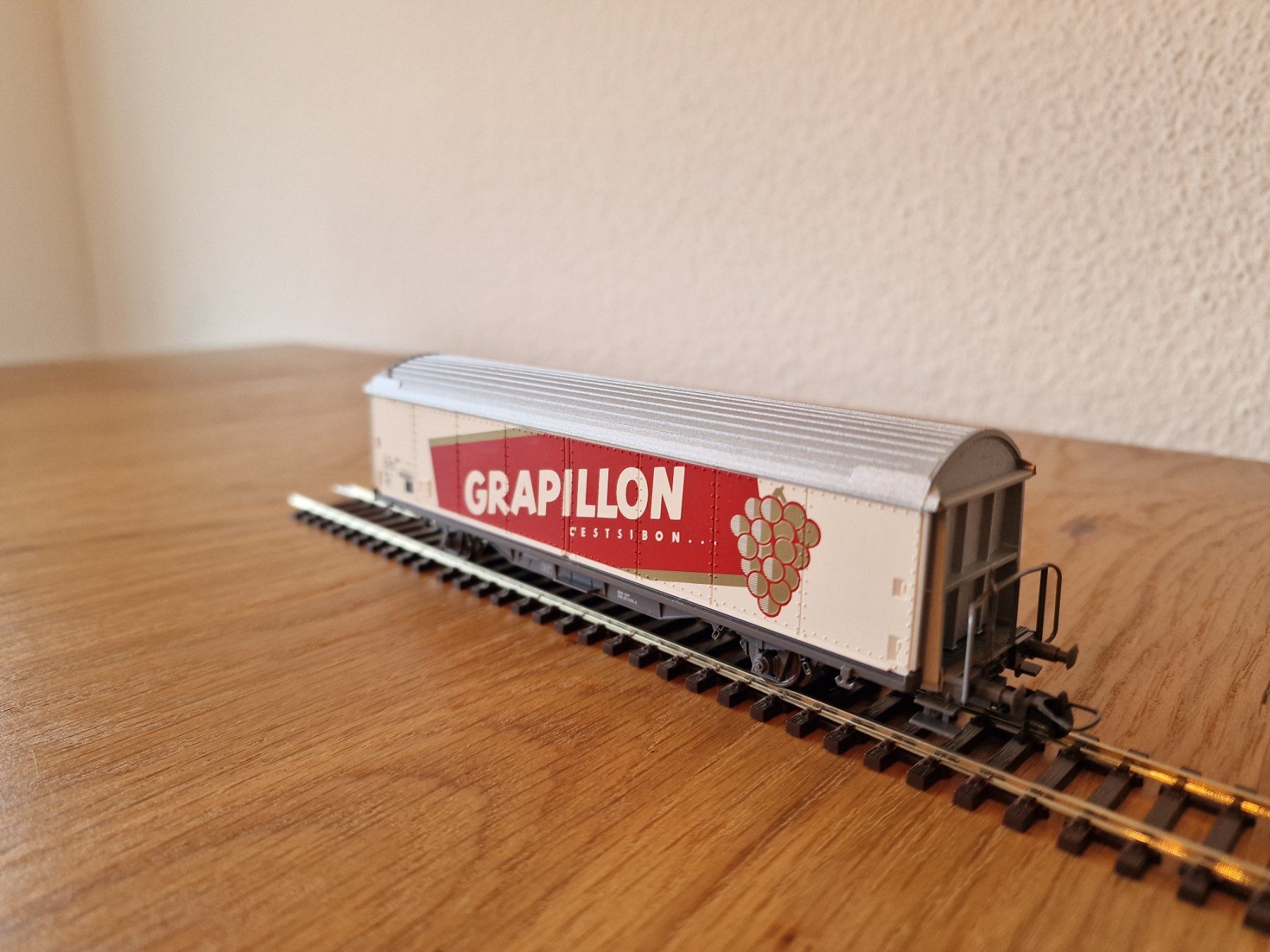 Roco Modellini di ferrovie: SBB Roco Güterwagen H0 Rivella/Grappilon mit Blinklicht – Usato da Matten b. Interlaken venduto da lor_hr9w 2