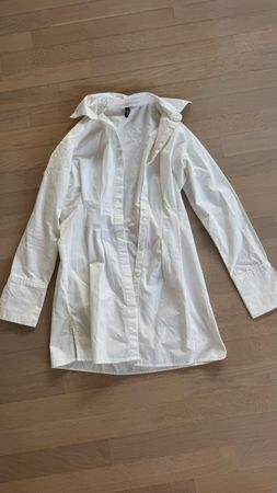 Schöne weisse Hemdbluse, Grösse 38, perfekt für den Frühling