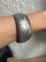 Vintage Armreif mit Blumenmuster, zeitlos!
