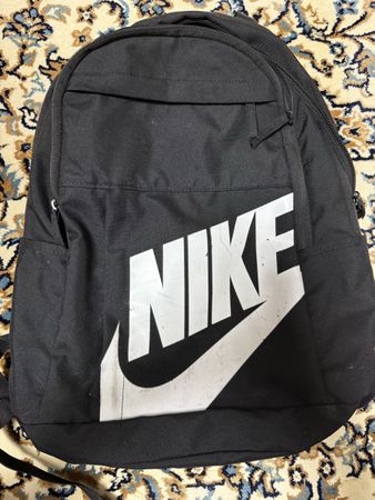 Nike Rucksack schwarz mit Logo gebraucht guter Zustand