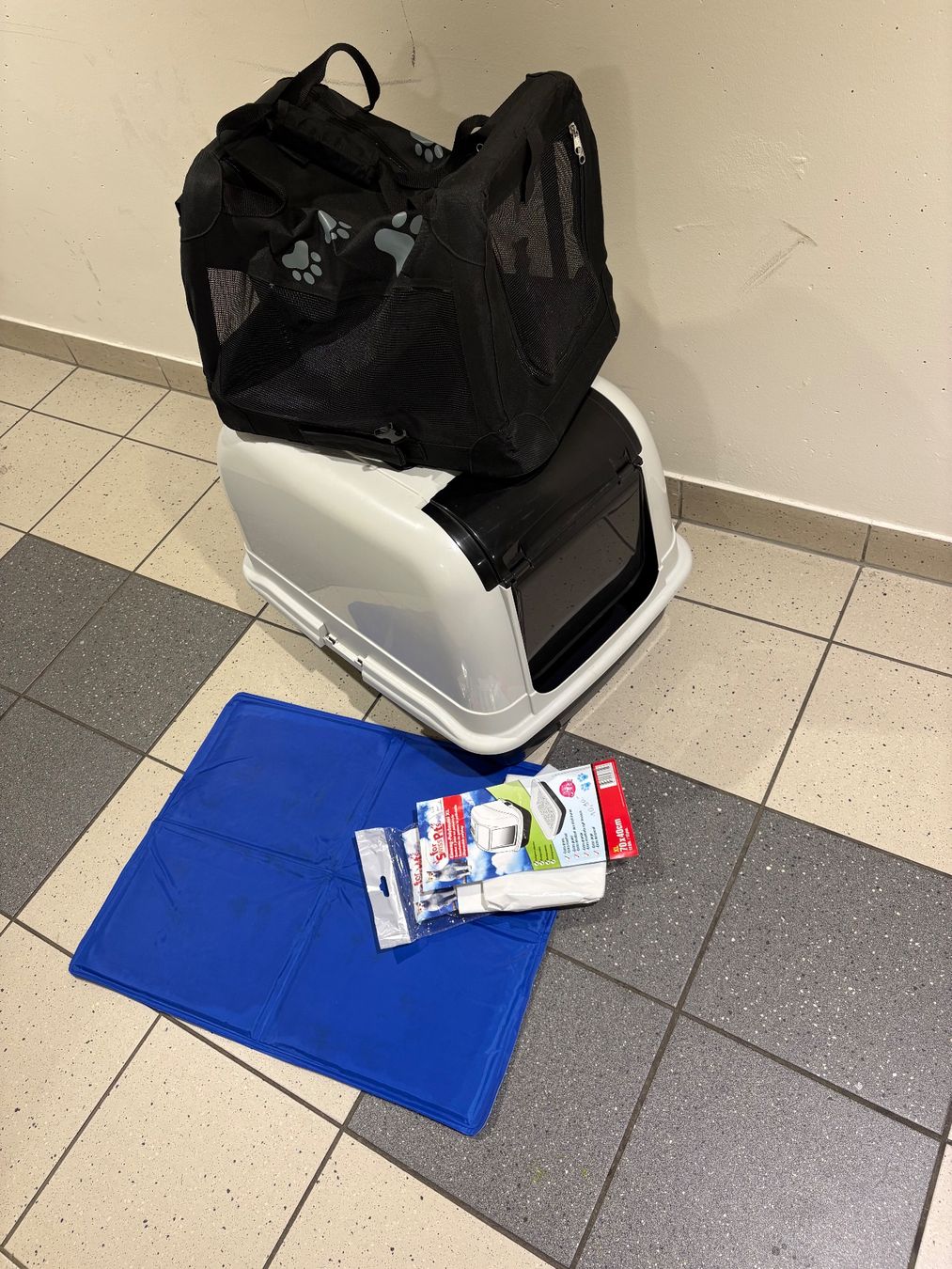 Liege- & Schlafplätze: Caisse pour chats + de transport + Sachets etc – Gebraucht aus Bellevue von Fas05 6
