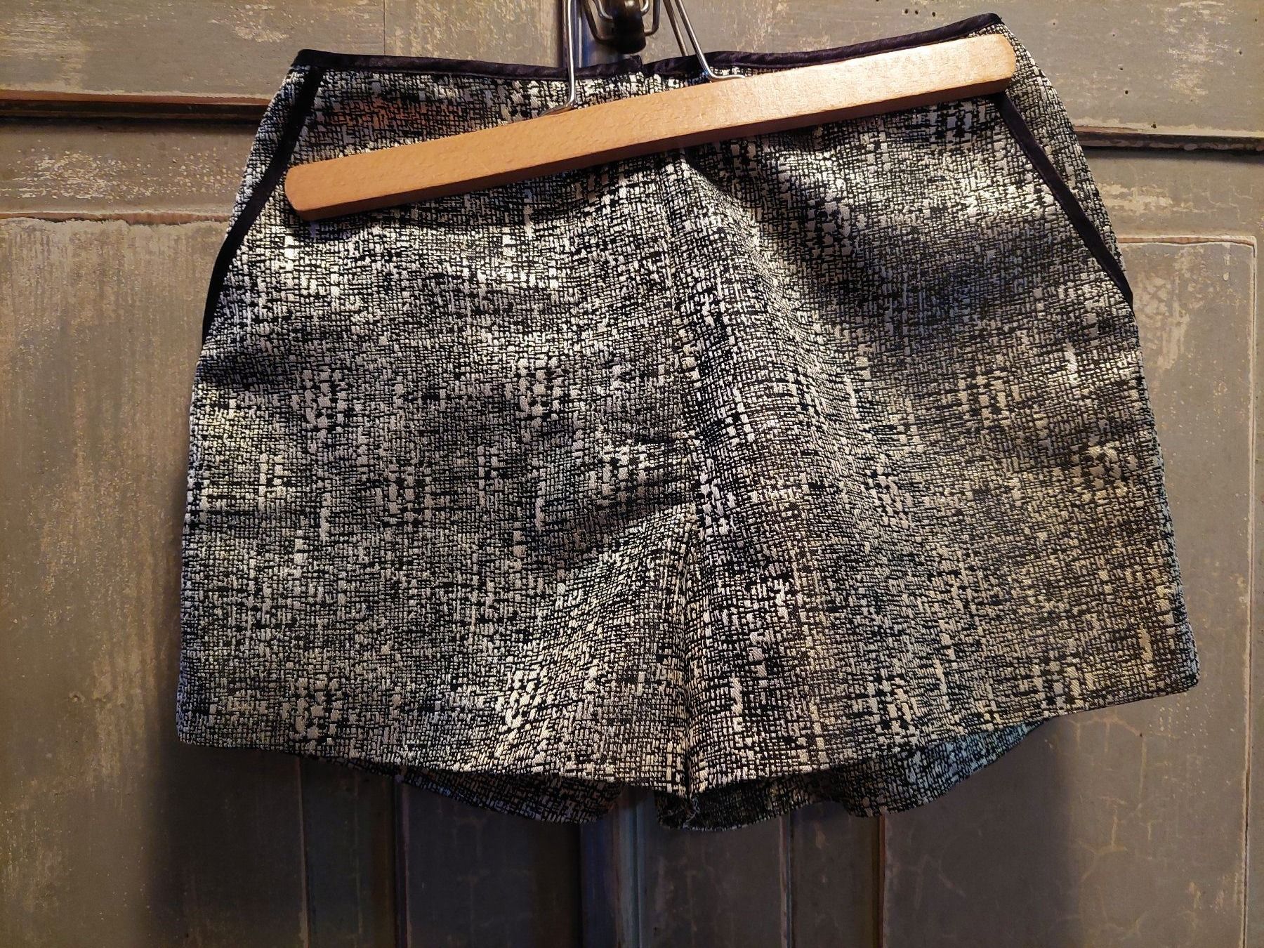 Pantaloni: Forever 21 . silver Shorts 34 – Usato da Besenbüren venduto da piculo