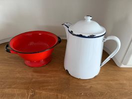 alter Krug +  Sieb rot Emailgeschirr Vintage Emaille Set