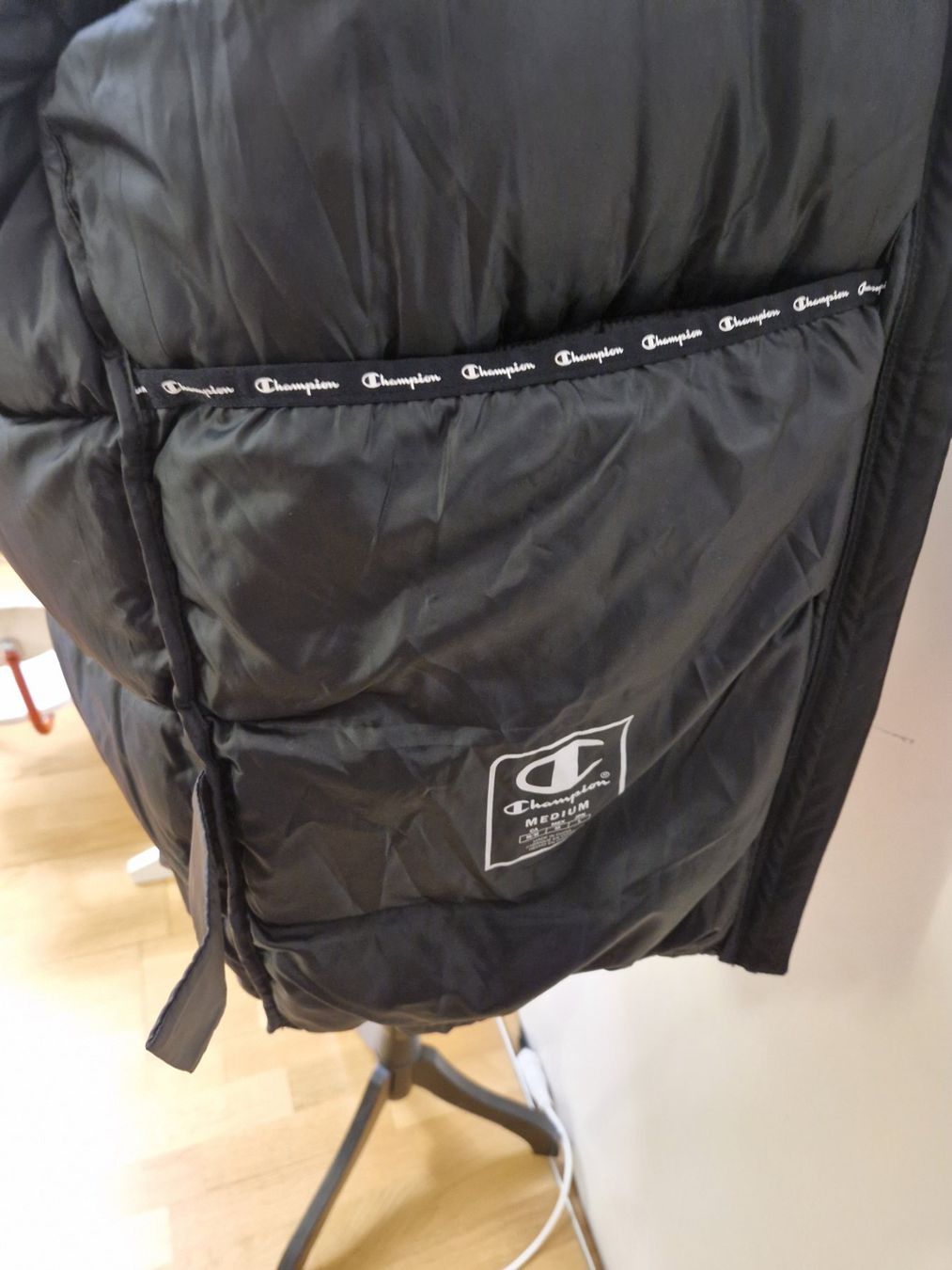 Champion Giacche: Warme Champion Gr. M Winterjacke schwarz – Usato da Glattbrugg venduto da mas_75t2 5