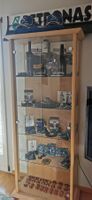 Vitrinenschrank mit Original Formel 1 Souveniren