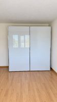 Kleiderschrank mit Milchglas-schiebetüre