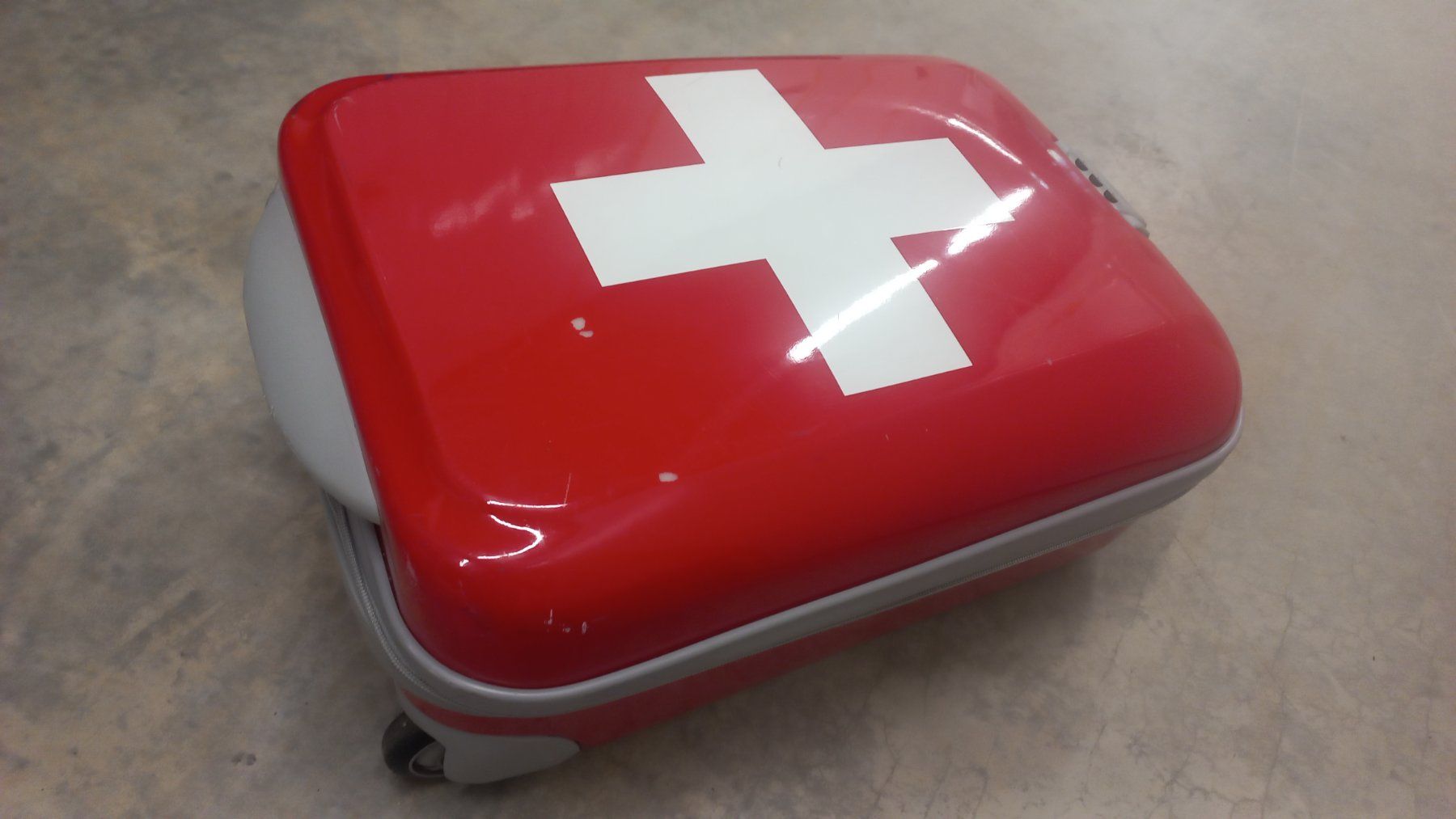 Valigie: Praktischer kleiner Koffer im Schweizerlook – Usato da Zürich venduto da alexrech