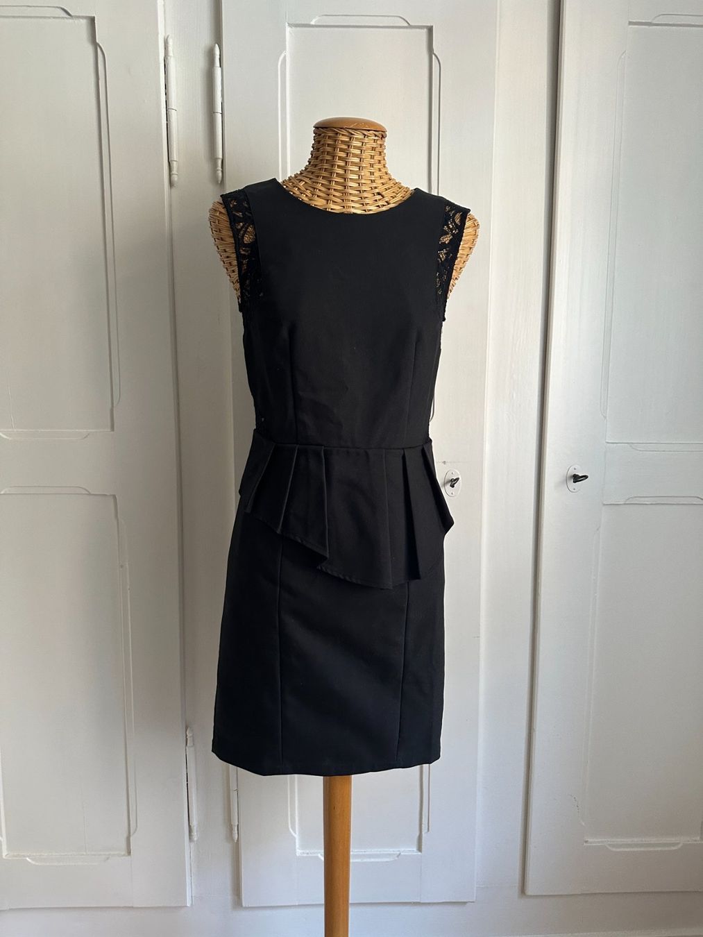 Mint & Berry Vestiti: MINT & BERRY - Etuikleid schwarz 34 – Usato da Zürich venduto da Diazaio
