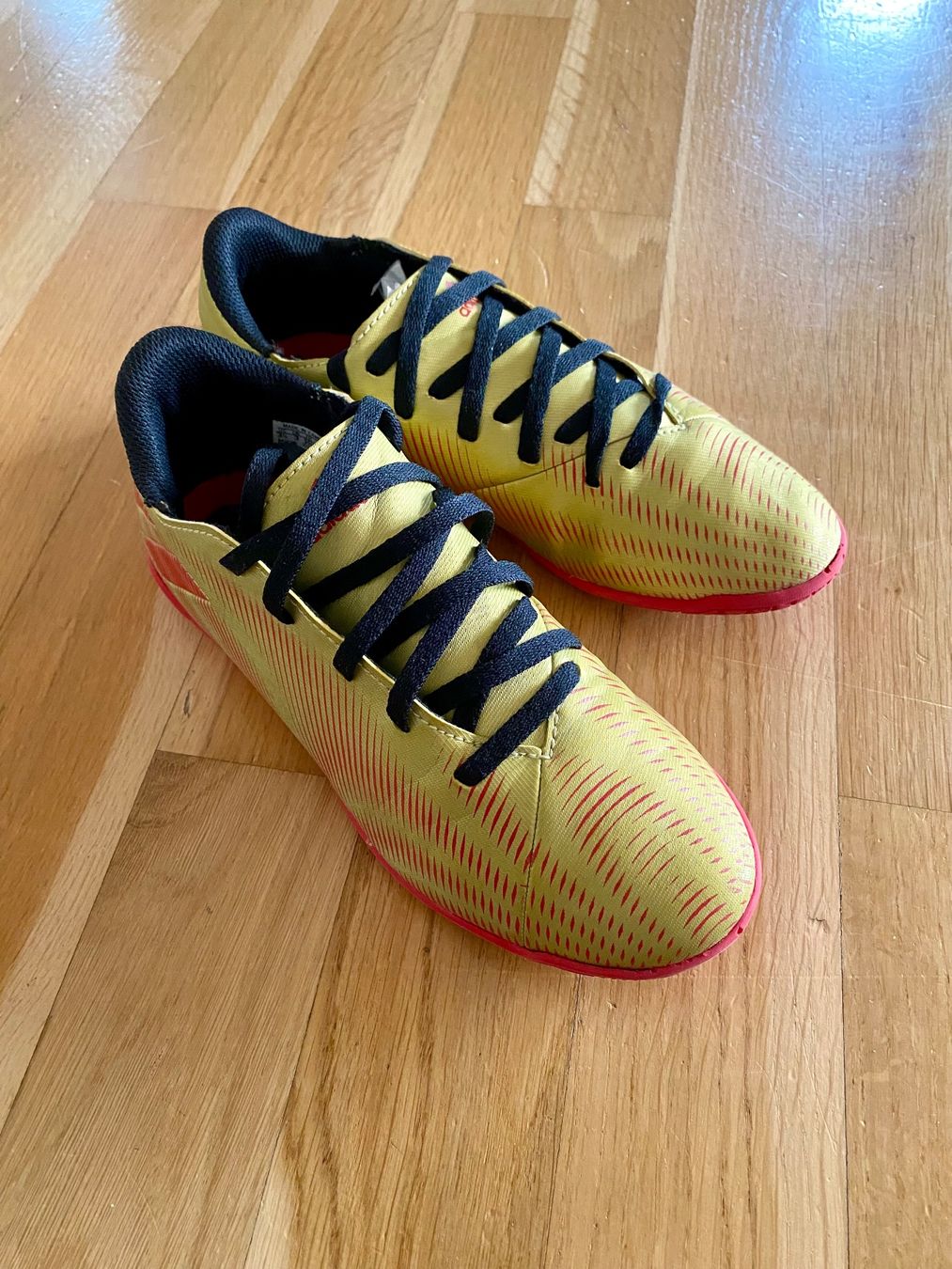 Adidas Scarpe per ragazzi: Adidas Kinder Hallenschuhe (Gr.35.5) – Usato da Unterseen venduto da ice_wc8z