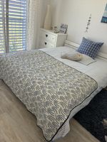 Tagesdecke blau weiss mit Muster beidseitig verwendbar. Neu!