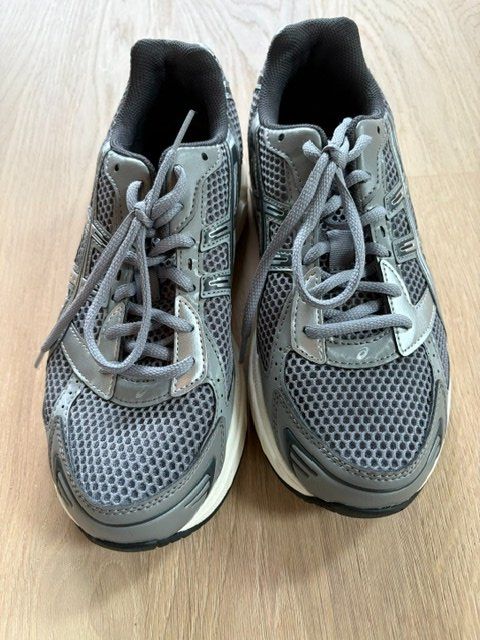 Asics Scarpe da uomo: Neue Asics Sneaker grau Grösse 40 – Nuovo (secondo la descrizione) da Dielsdorf venduto da Sendak 1