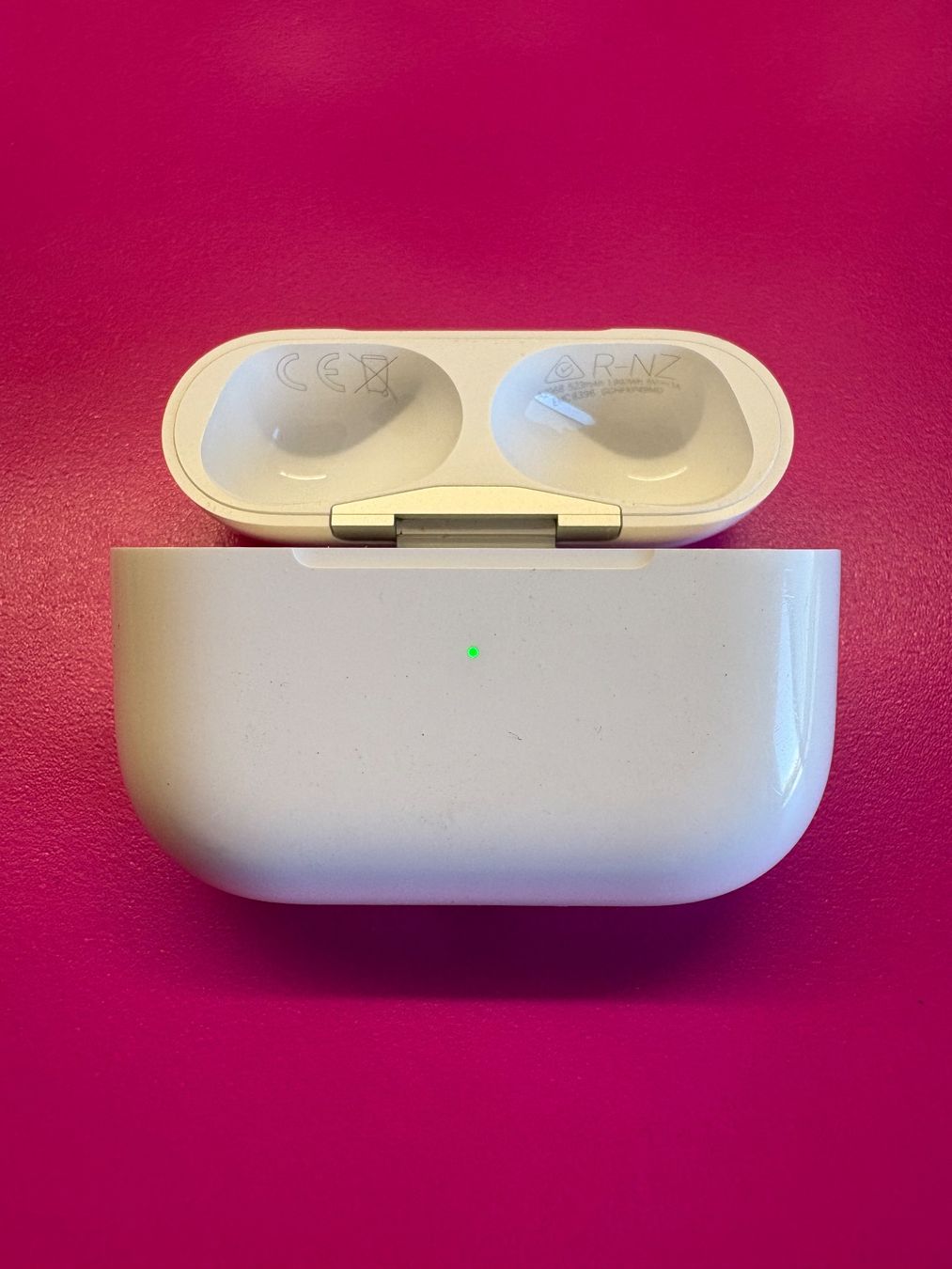 Apple Caricabatterie: Apple AirPods Pro2 charging case (A2968). – Usato da Lausanne venduto da sil_2dxk