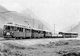 En dessuns de punt Muragl staz ABe train pour St Moritz RhB