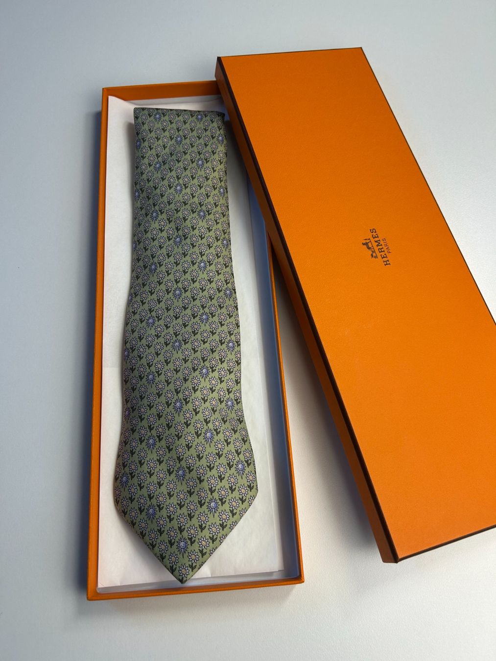 Hermès Cravatte: Hermès Blumen Krawatte – Nuovo (secondo la descrizione) da Bern venduto da kurtikobolt74
