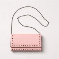 sac avec chaîne argentée