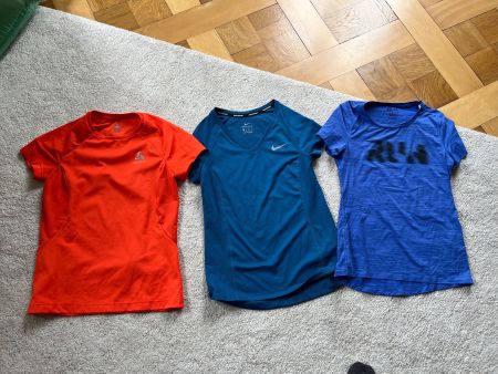 drei Sport T-Shirts Size XS