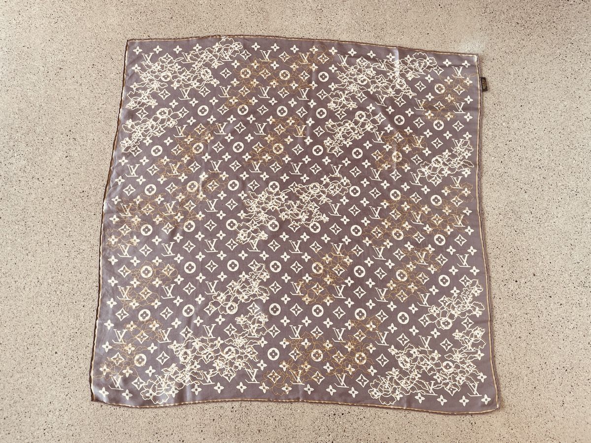 Louis Vuitton Foulard & Sciarpe: Louis Vuitton Silk Schal – Usato da Stäfa venduto da Nicole093 4