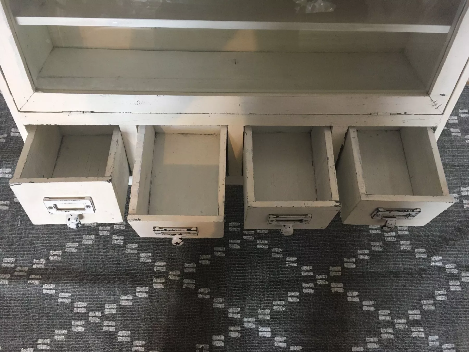 Vitrinen: Hängevitrine – Gebraucht aus Zürich von dustx 3
