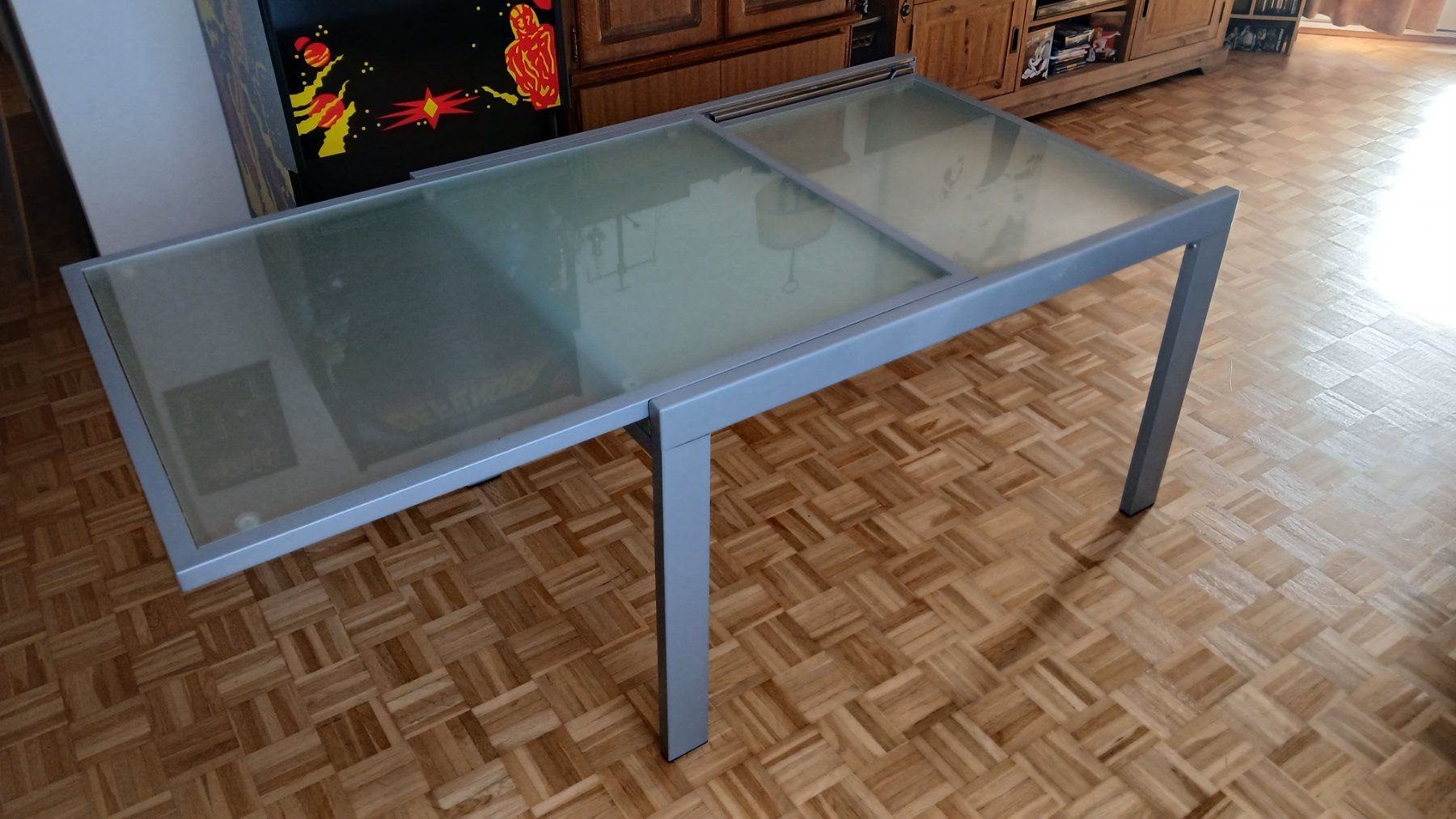 Tables: Table extensible en acier et verre , avec 4 chaises – D'occasion à Yverdon-les-Bains par Retro-Tech 1