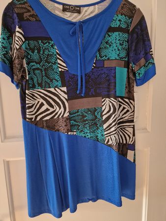 Shirt kurzarm von One One 40 ,sehr speziell.Viscose Elasthan