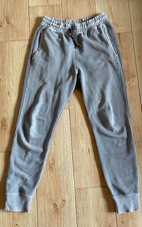 Reebok Pantaloni: Reebok Trainerhosen Grösse M – Usato da Iffwil venduto da kuh_nj9w