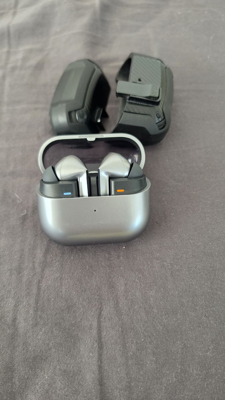 Samsung Kopfhörer: Samsung Galaxy Buds 3 Pro with Case and protector case – Gebraucht aus Bassersdorf von LiveLove 7