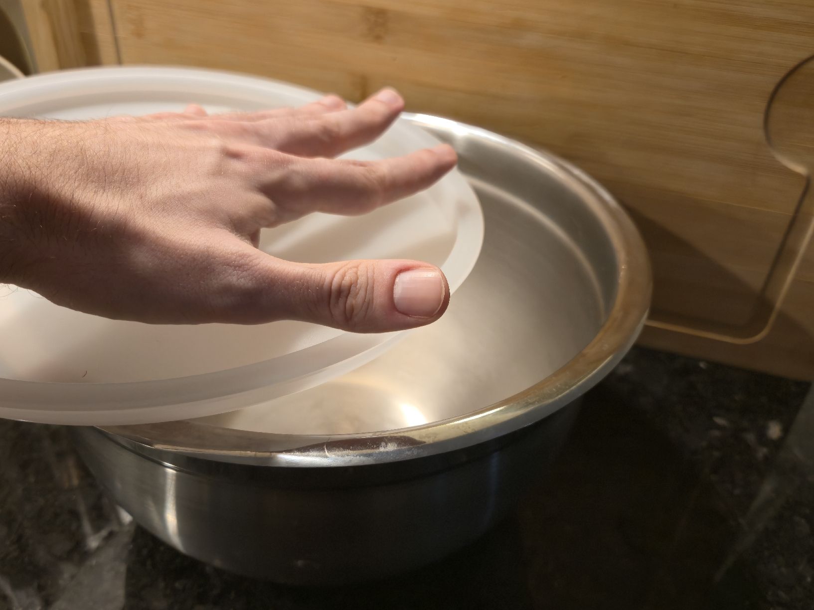 Ciotole: Edelstahl-Schüssel mit Deckel, Durchmesser 24 cm. – Usato da Biel/Bienne venduto da New_zs9k