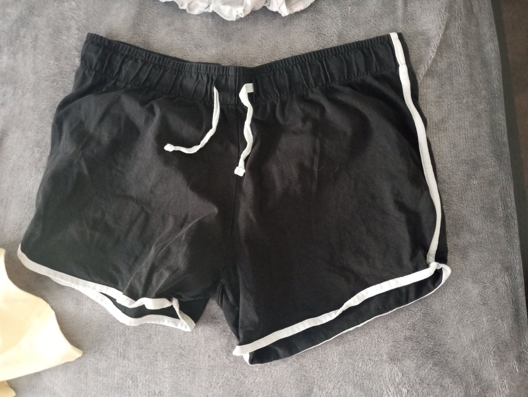 Kleiderpakete & -sets: T-Shirt & Shorts/kurze Hose – Gebraucht aus Amriswil von cbe_cr6q 6