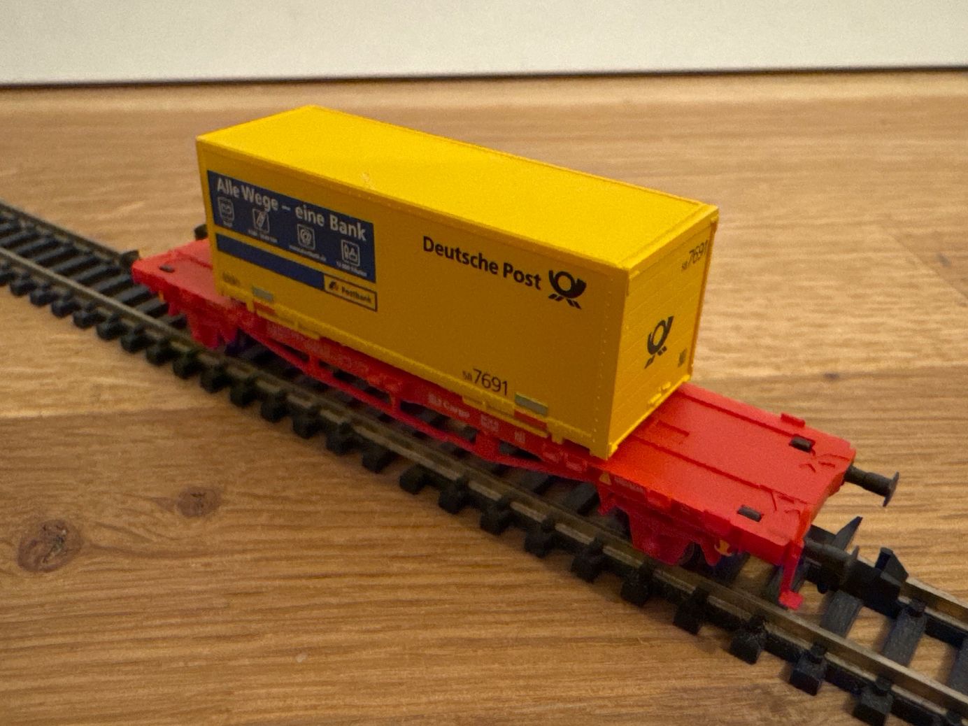 Fleischmann Modellini di ferrovie: Fleischmann 8242 Containerwagen „Deutsche Post“ – Nuovo (secondo la descrizione) da Schlierbach venduto da Look8 1