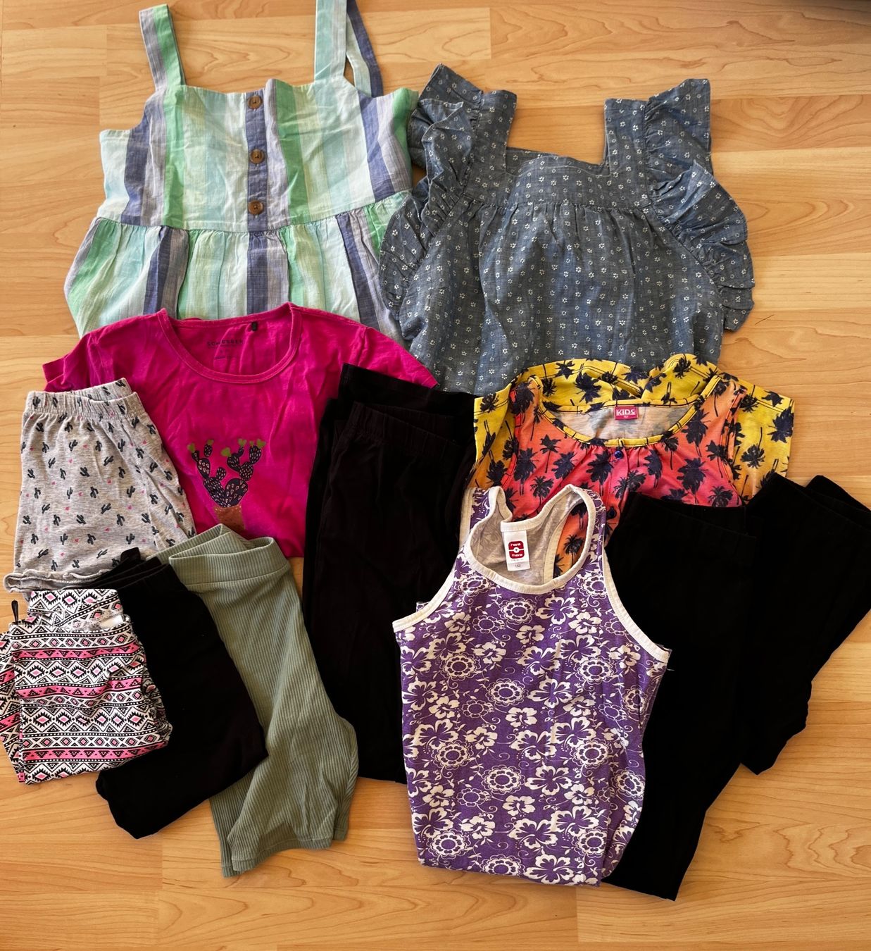 Lotti & Set di vestiti: 11teiliges Sommer Kleiderpaket Mädchen Gr. 152 – Usato da Winterthur venduto da Numero1