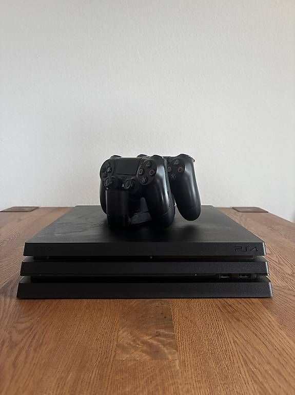 Console: PS4 Pro 1TB + 2 Controller + Ladestation + 12 Spiele  – Usato da Dübendorf venduto da las_qgf8 2