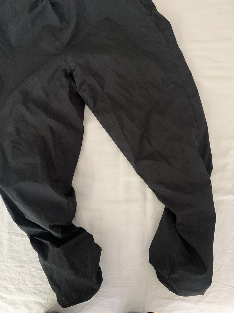 Hosen: Training de sport noir avec taille élastique – Gebraucht aus Biel/Bienne von oswesventes 1