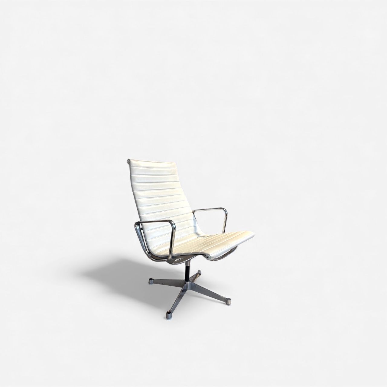 Vitra Poltrone: Vitra Eames Aluminum High Back Chair - Leder – Usato da Tägerwilen venduto da jwolfstudio 2