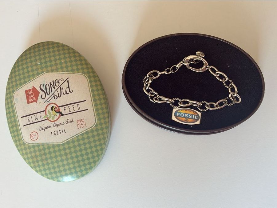 Fossil Bracciali & Braccialetti: Fossil Armband, silbrig, neuwertig, Original Dose – Nuovo (secondo la descrizione) da Hinterkappelen venduto da chocominza4
