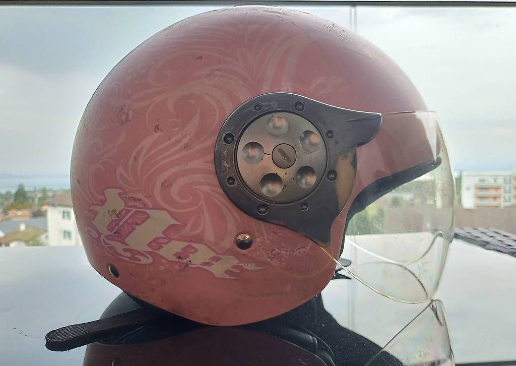 Casques & visières: Casque moto rose – D'occasion à Bôle par Benedetto72