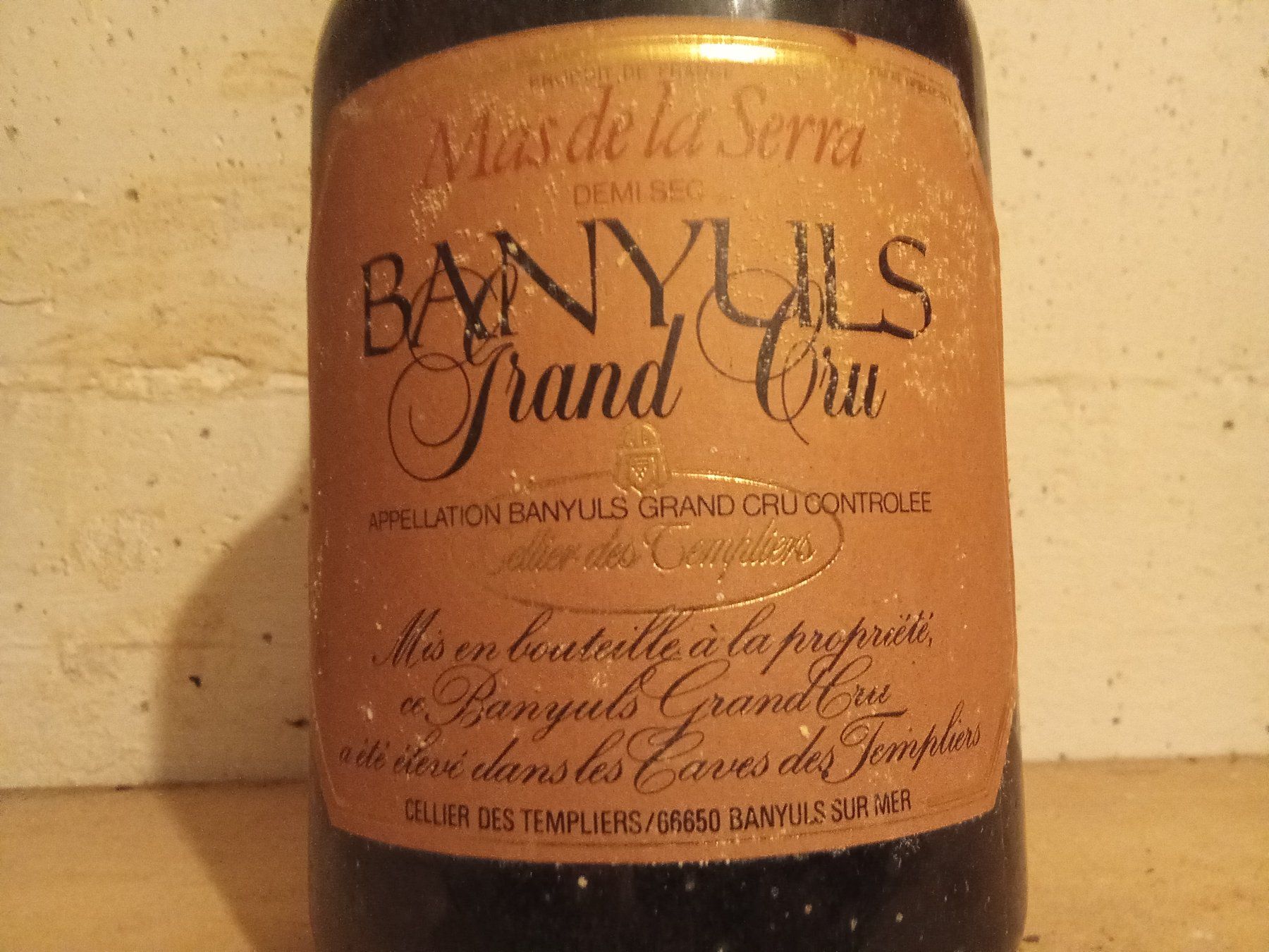 Vino: CELLIER DES TEMPLIERS - BANYULS "MAS DE LA SERRA" 1976 – Nuovo e nell'imballaggio originale da Bilten venduto da Bora3 1