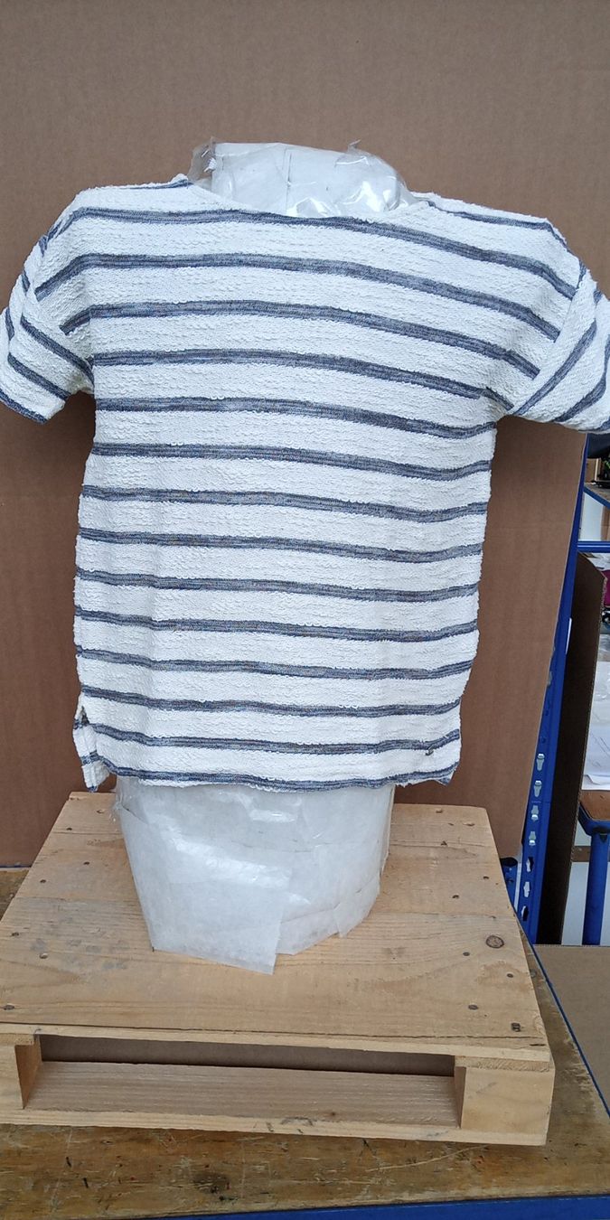 T-Shirts: Shirt mit neckischem Rückenausschnitt – Gebraucht aus Wängi von Ladys_First