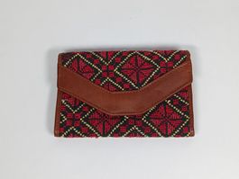 Porte-monnaie cuir avec motif brodé rouge 16x11