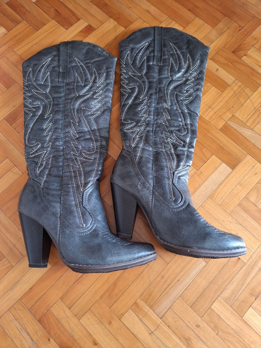 Scarpe da donna: a vendre bottes bon état  – Usato da Estavayer-le-Lac venduto da dor_q6y8 1