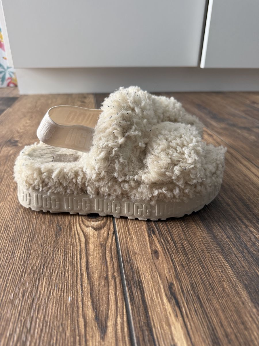 Ugg Damenschuhe: Flauschige UGG Hausschuhe, Grösse 37, neuwertig! Super! – Gebraucht aus Madetswil von VLZH