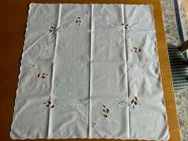 Schöne Tischdecke, Weiss mit Blumenmuster, Top Zustand!