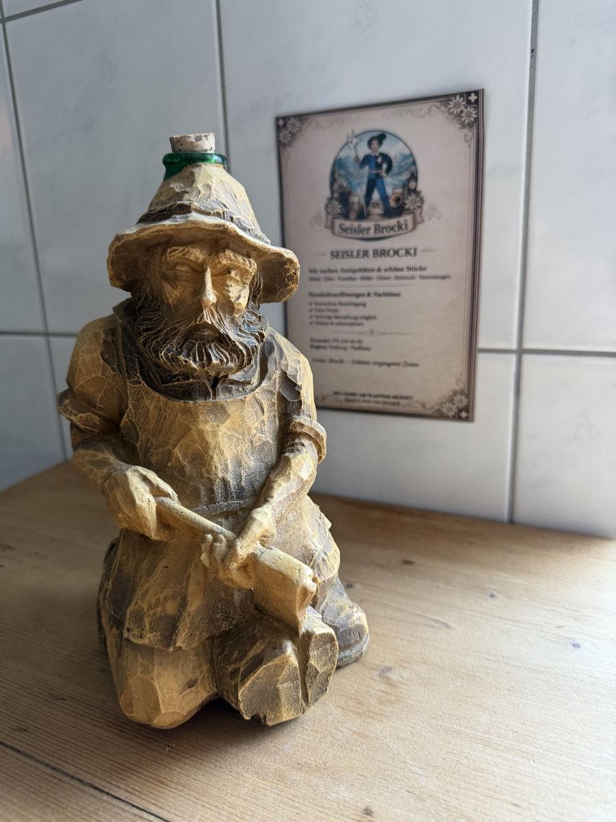 Statuette: Holzflasche Mann mit Axt handgeschnitzt Sitzfigur ca. 25cm – Usato da Plasselb venduto da SeislerBrocki