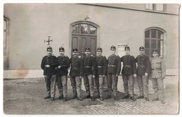 Soldatengruppe vor Kaserne, um 1920