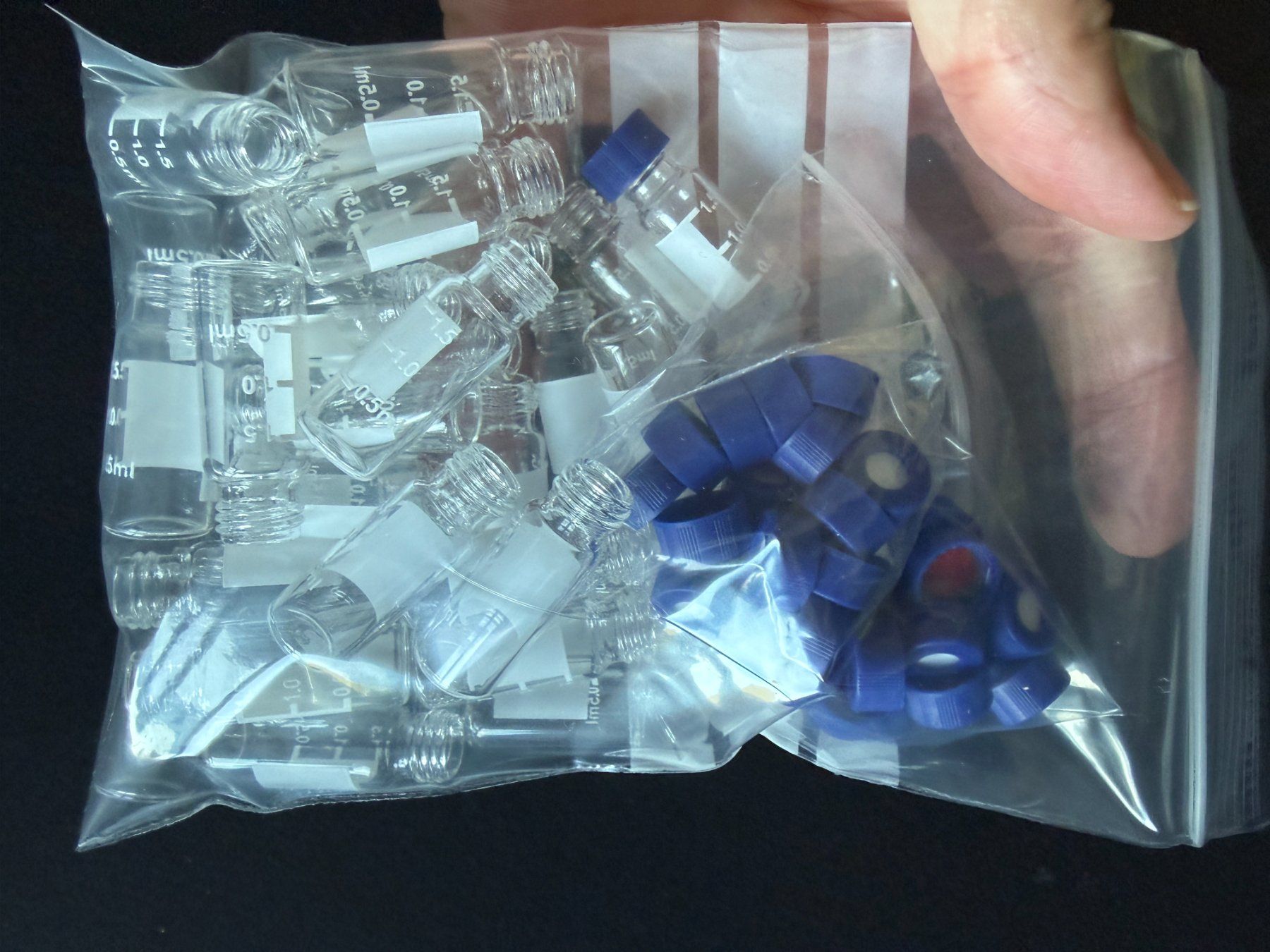 Contenitori & Simili: 25 Stück Packung Autosampler Fläschen 2 ml mit Schraubdeckel – Nuovo e nell'imballaggio originale da Lützelflüh-Goldb venduto da Elementis 3