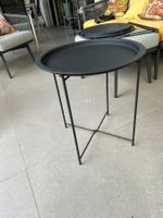 2 Beistelltische, zusammenlegbar aus Metall