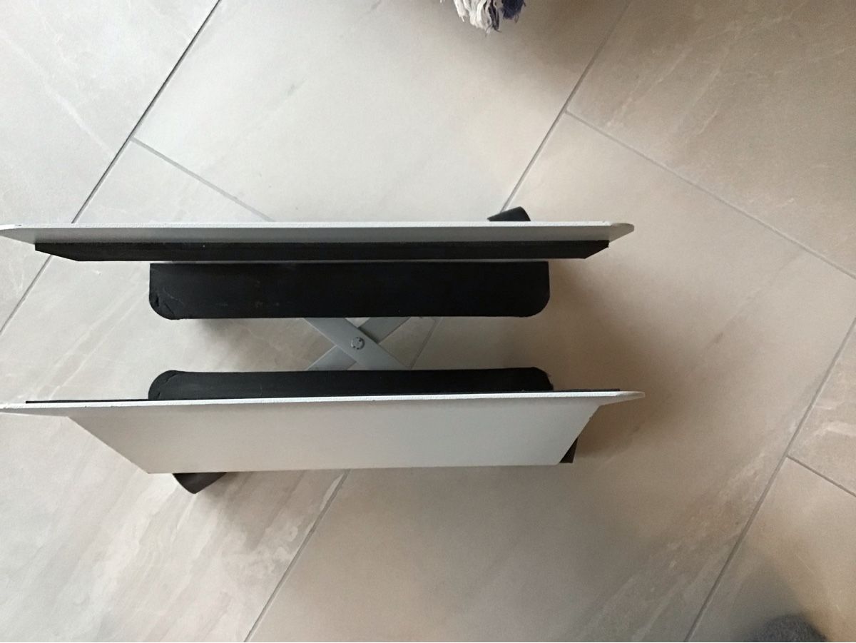 Altro in Decorazioni & Accessori: PC Ständer mit Rollen – Usato da Giswil venduto da Pingu109 2